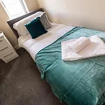 Central Windsor Stunning 4 Bedroom Spacious Modern House