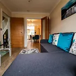 Central Windsor Stunning 4 Bedroom Spacious Modern House