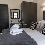 Luxury Lodge River Thames - Windsor Marina - Parking