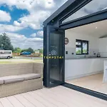 Luxury Lodge River Thames - Windsor Marina - Parking