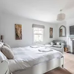 Windsor Town Centre Victorian Townhouse Sleeps 6