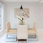 Stunning Central Windsor Town House With Parking