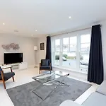 Stunning Central Windsor Town House With Parking