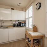 Pass The Keys Central 6 Sleeper 2 Storey Flat In Windsor