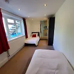 Central Windsor 2 Bedroom Flat With Free Parking
