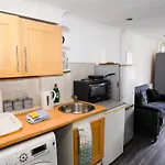 E2M Stays Windsor Break , Stunning Annex