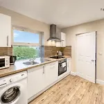 Cosy Home In Central Windsor & Free Parking