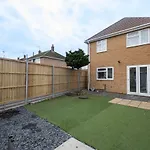 3 Bedroom House With Parking In Windsor - Family And Contractor Friendly