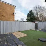 3 Bedroom House With Parking In Windsor - Family And Contractor Friendly