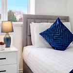 3 Bedroom House With Parking In Windsor - Family And Contractor Friendly