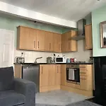 One Bed Apartment In Windsor Town Centre, 5 Min Walk To The Castle!!