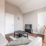 Cosy Central Windsor Apartment , Parking