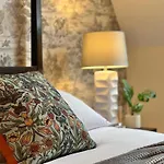 Incredible 3 Bedrooms Windsor Home, Free Parking - A Blend Of Luxury And Character - Incredible Location - Windsor Castle, Ascot, Legoland, Heathrow Airport