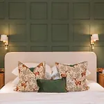 Luxury, Castle View Apartment! Free Spa , Windsor Town Centre