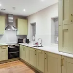 Modern 2 Bed Ground Floor - Private Parking