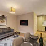 Modern 2 Bed Ground Floor - Private Parking