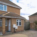 3 Bedroom House With Parking In Windsor - Family And Contractor Friendly