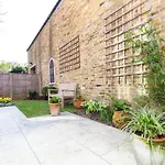 Luxurious Central Windsor Town House