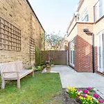 Luxurious Central Windsor Town House