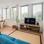 Stylish Spacious Apartment In Central Windsor