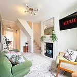 Charming Central Windsor 2 Bed Cottage Free Residents Parking And Private Garden Legoland Ascot Windsor Castle Thorpe Park Heathrow Airport