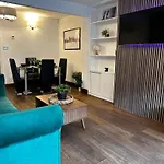 Vibrant House Stay In Windsor Free Parking