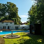Riverside Gem, 2 Homes, Heated Pool, Hot Tub & Sauna
