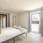 Cozy 2Br, 2-Min Walk To Windsor Castle