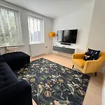 Spacious & Light 2Bed, 2Bath In The Heart Of Windsor