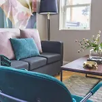 Modern 2 Bed Oasis - Private Parking & Garden
