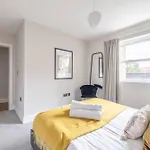 Modern 2 Bed Oasis - Private Parking & Garden