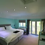 Spacious 4-Bedroom House In Winkfield