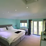 Spacious 4-Bedroom House In Winkfield