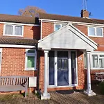 Spacious 4-Bedroom House In Winkfield