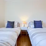 Charming Windsor Cottage With Free Parking That Is Perfect For Relaxation