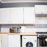 Charming Windsor Cottage With Free Parking That Is Perfect For Relaxation