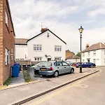 Pass The Keys Bright And Spacious Apartment-Unbeatable Location!