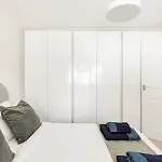 Pass The Keys Bright And Spacious Apartment-Unbeatable Location!