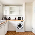 Pass The Keys Bright And Spacious Apartment-Unbeatable Location!