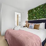 Caya Living New Luxe 2Br Apartment In Central Windsor Berkshire - Legoland - Windsor Castle - Heathrow Sleeps 6 - Private Gated Parking