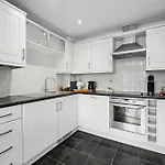 Caya Living New Luxe 2Br Apartment In Central Windsor Berkshire - Legoland - Windsor Castle - Heathrow Sleeps 6 - Private Gated Parking
