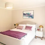 Riverside Bliss In Windsor, 5 Bed, Secure Parking