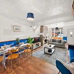 Charming Windsor Cottage With Free Parking That Is Perfect For Relaxation