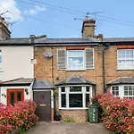Charming Windsor Cottage With Free Parking That Is Perfect For Relaxation