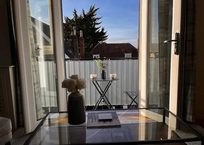 Central Windsor, Kingsize One Bedroom, Lounge, Terrace & Private Parking
