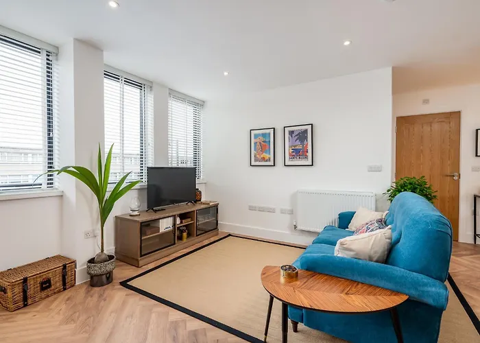 Stylish Spacious Apartment In Central Windsor