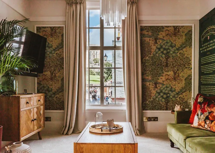 Luxury, Castle View Apartment! Free Spa , Windsor Town Centre