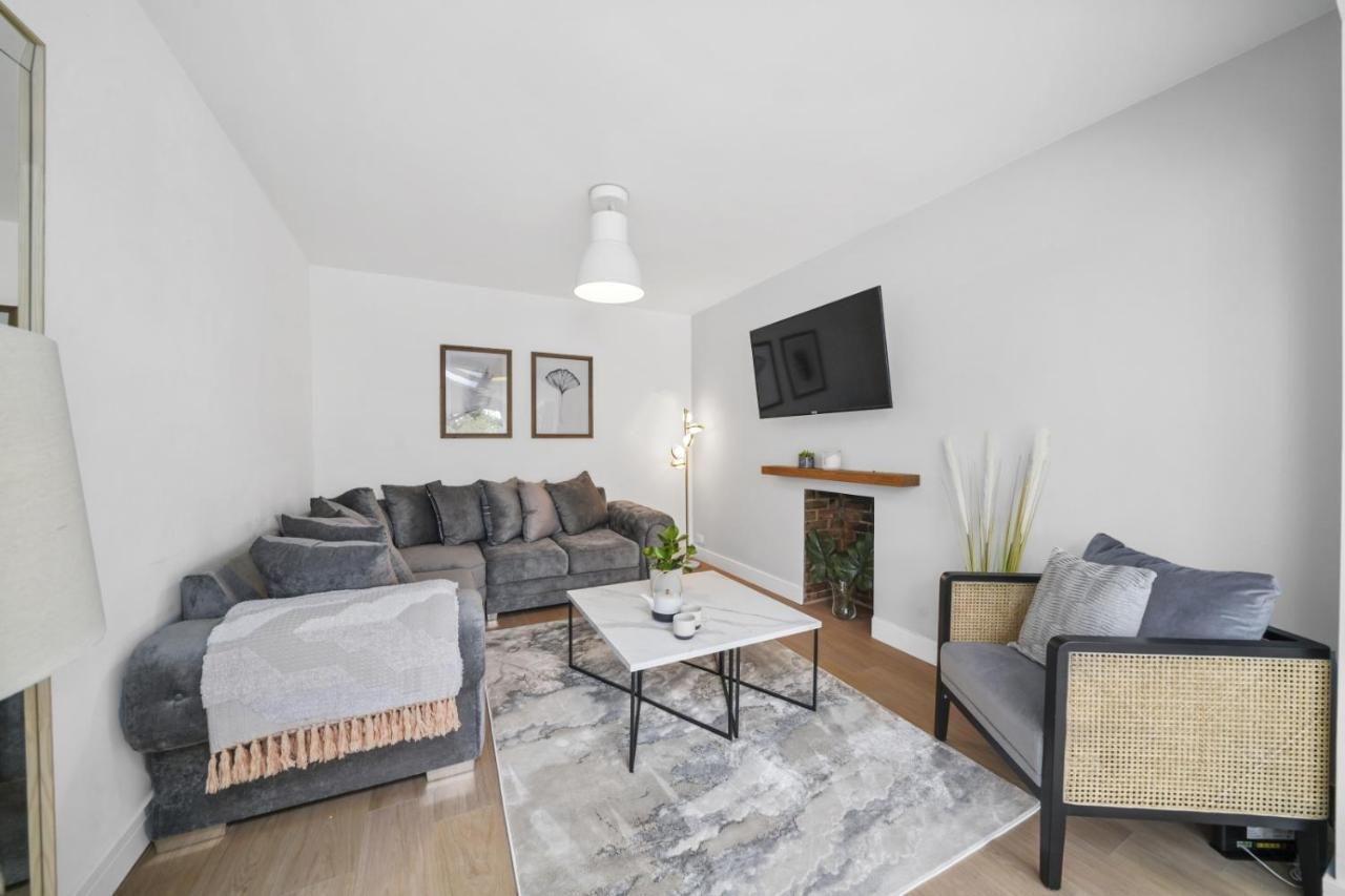 Clarence House-windsor-parking-5 Bed Villa Windsor
