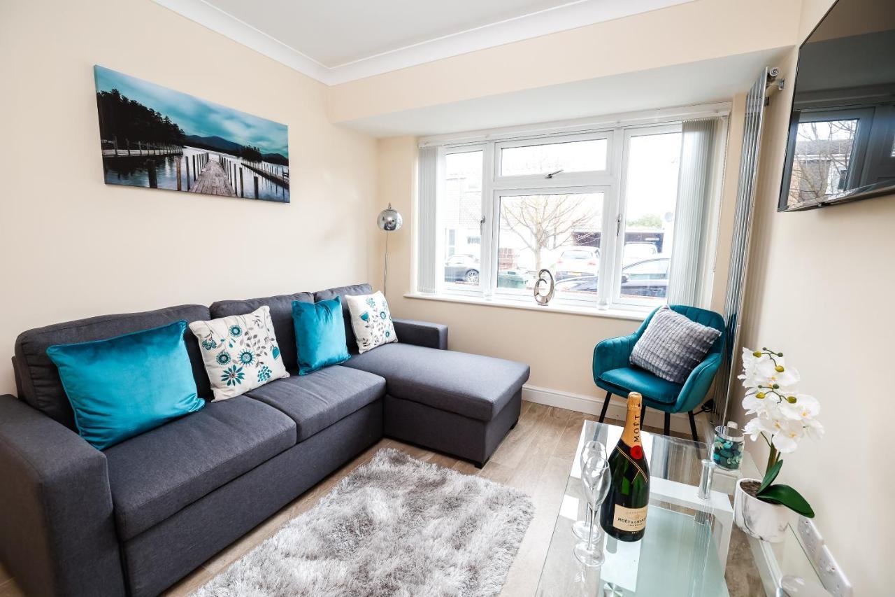 Stunning 4 Bedroom Spacious Modern House Holiday home Windsor