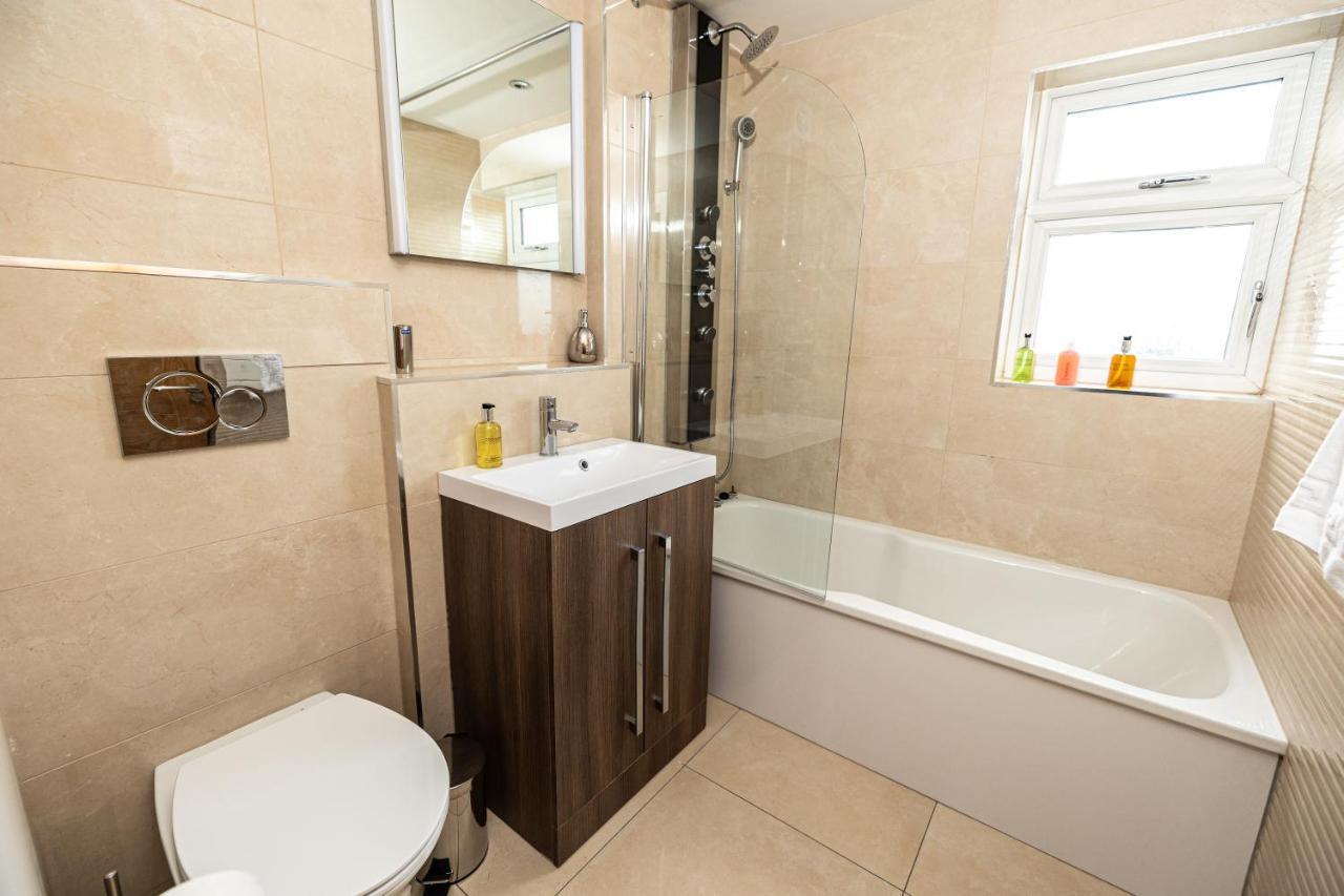 Holiday home Stunning 4 Bedroom Spacious Modern House
